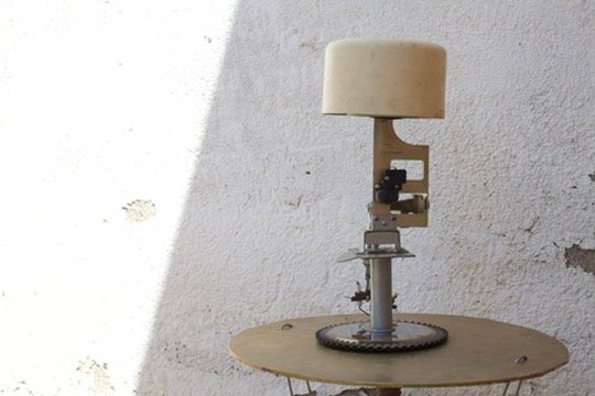 Artista con su obra en TRASTEA