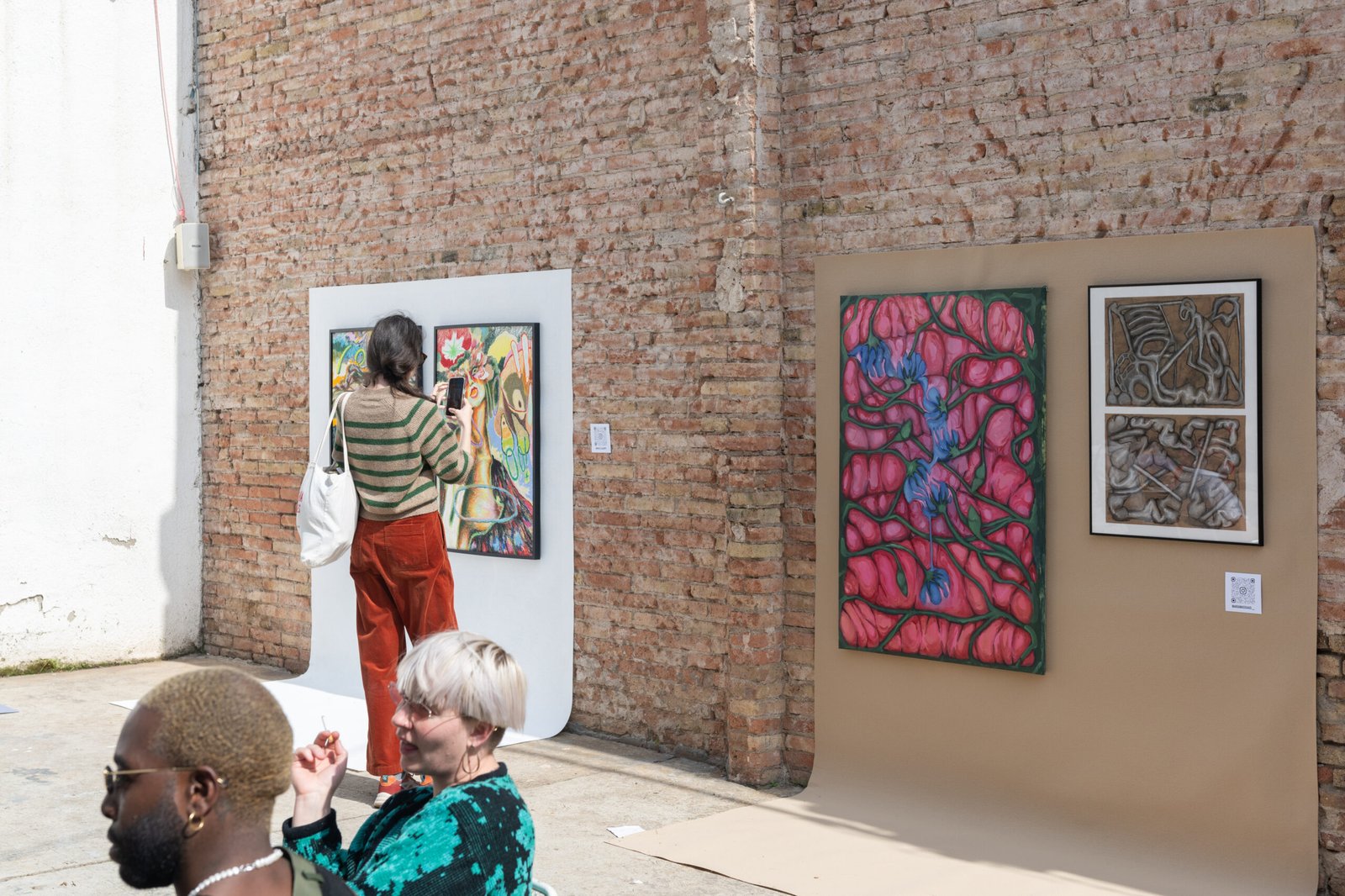 Actividad cultural en el patio de La Clandestina de Poblenou