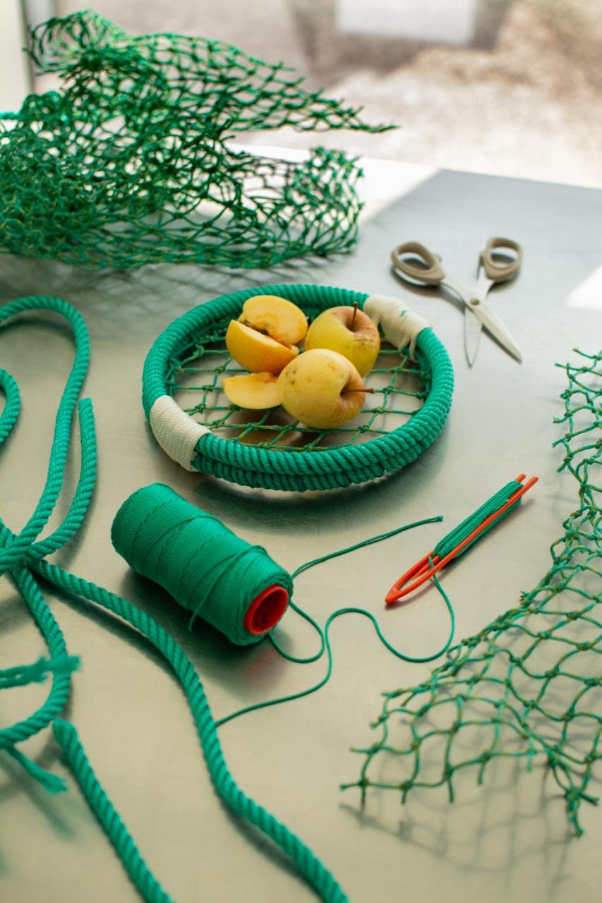Plato de redes verdes con limones · Amalia Puga