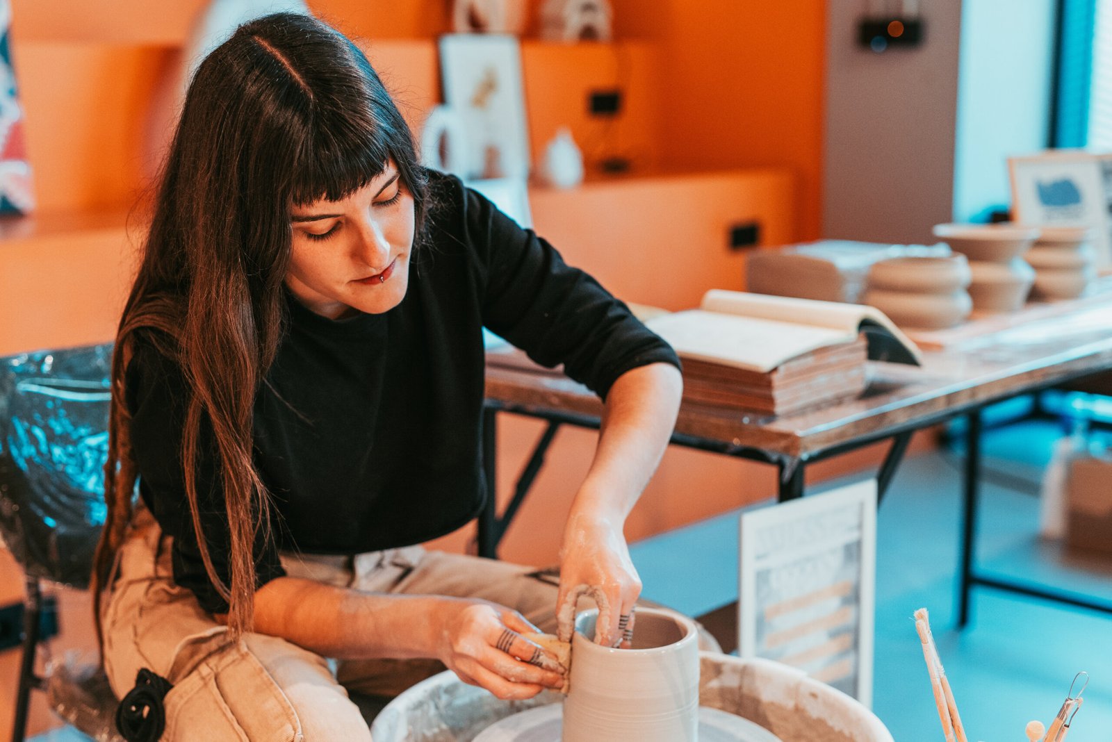 Clase de cerámica en el torno con Bamboleo Studio