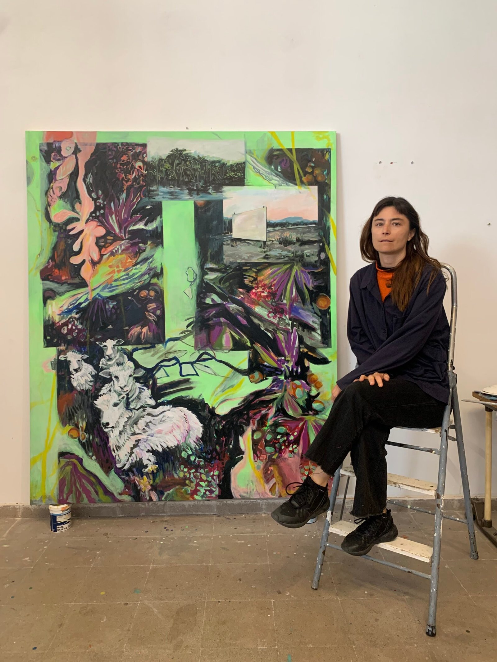 Clara Rival junto a una de sus pinturas en su estudio de La Clandestina